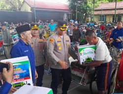Polres Kediri dan PWI Kediri Raya Berbagi Bingkisan Lebaran Pada Ratusan Tukang Becak, Ini Infonya
