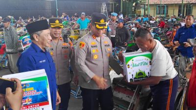 Polres Kediri dan PWI Kediri Raya Berbagi Bingkisan Lebaran Pada Ratusan Tukang Becak, Ini Infonya
