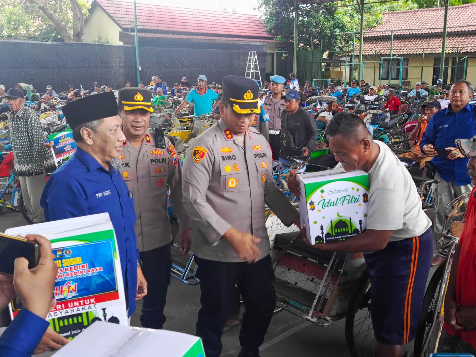 Polres Kediri dan PWI Kediri Raya Berbagi Bingkisan Lebaran Pada Ratusan Tukang Becak, Ini Infonya