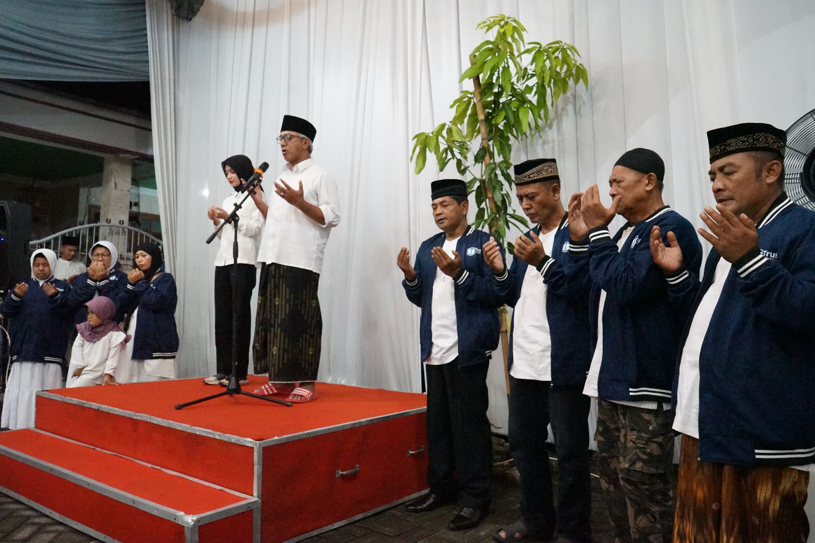 Berangkatkan Umroh Relawan, Mbak Vinanda-Gus Qowim Titip Doa untuk Kota Kediri