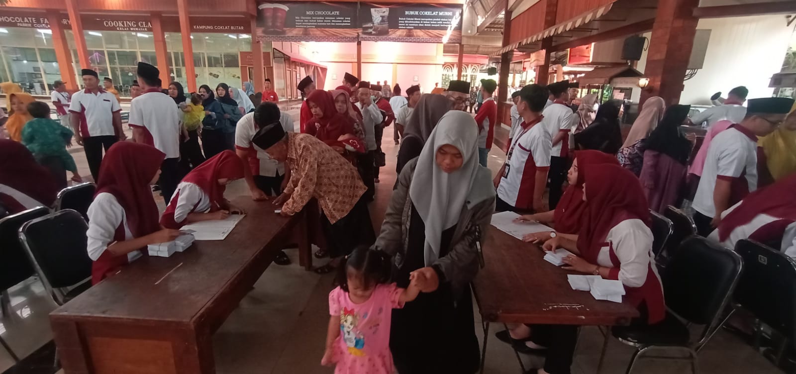 Kampung Coklat Bagikan THR Rp350 Juta kepada 7 Ribu Jamaah