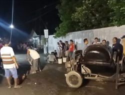 Warga Desa Bulu, Kecamatan Semen, Kabupaten Kediri Perbaiki Jalan Rusak Secara Swadaya, Kesal Pemerintah Daerah Tidak Segera Bertindak