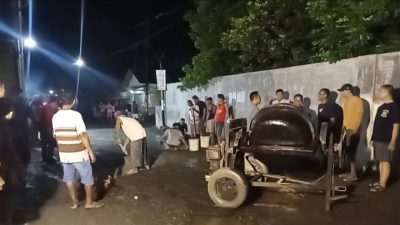 Warga Desa Bulu, Kecamatan Semen, Kabupaten Kediri Perbaiki Jalan Rusak Secara Swadaya, Kesal Pemerintah Daerah Tidak Segera Bertindak