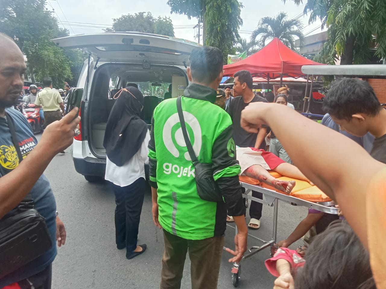 Fortuner Tabrak Tiga Motor di Depan Roland Bakery Kediri, Ibu dan Anak Luka Serius