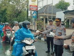 Polsek Kediri Kota Bagikan 100 Takjil Meski Situasi Hujan