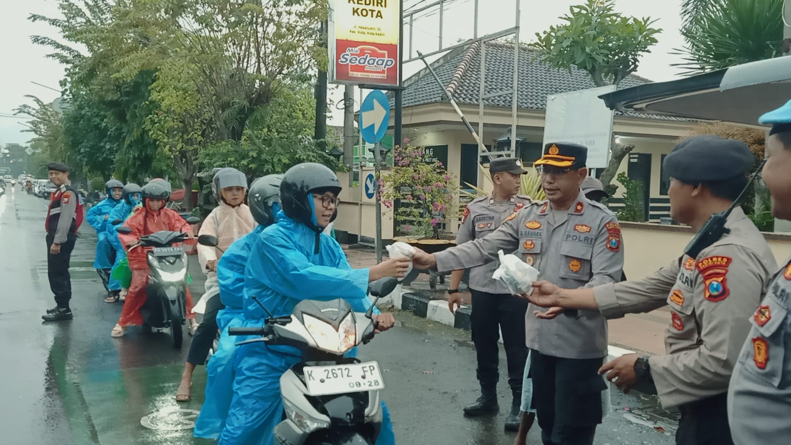 Polsek Kediri Kota Bagikan 100 Takjil di Tengah Hujan Lebat