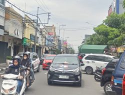 Jelang Lebaran, Jalan Doho Kediri Ramai tapi Omzet Pedagang Anjlok