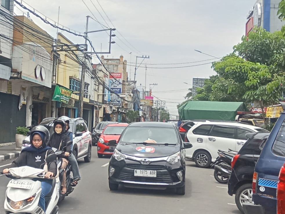 Jelang Lebaran, Jalan Doho Kediri Ramai tapi Omzet Pedagang Anjlok
