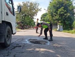 Jalan Berlubang di Kediri Diberi Tanda, Polsek Gampengrejo Ingatkan Pengguna Jalan