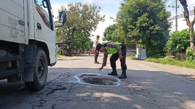Jalan Berlubang di Kediri Diberi Tanda, Polsek Gampengrejo Ingatkan Pengguna Jalan