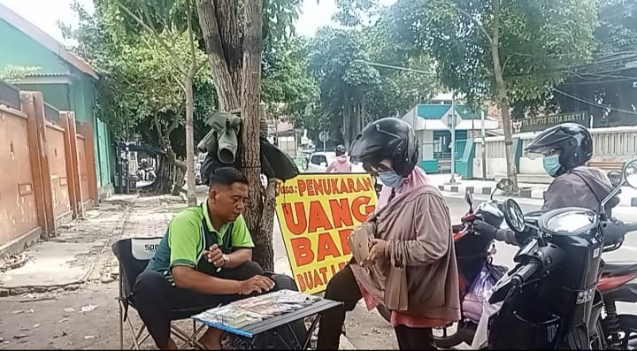 Jelang Lebaran, Jasa Penukaran Uang Pecahan Kecil Naik hingga Rp2.500 per Ikat