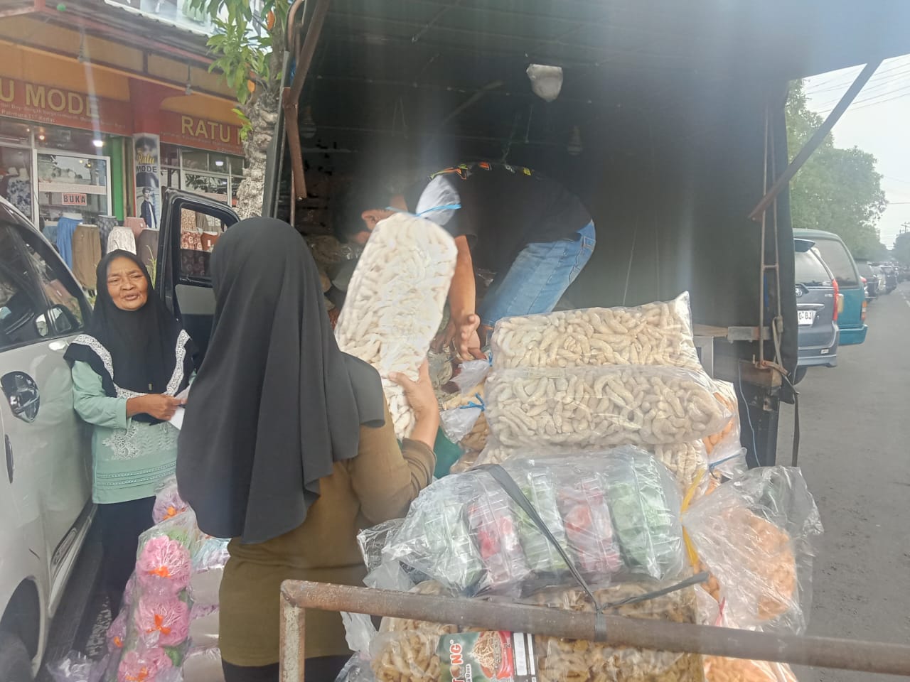 Hari Kedua Ramadan, Pusat Grosir Pattimura Kediri Diserbu Tengkulak untuk Stok Lebaran