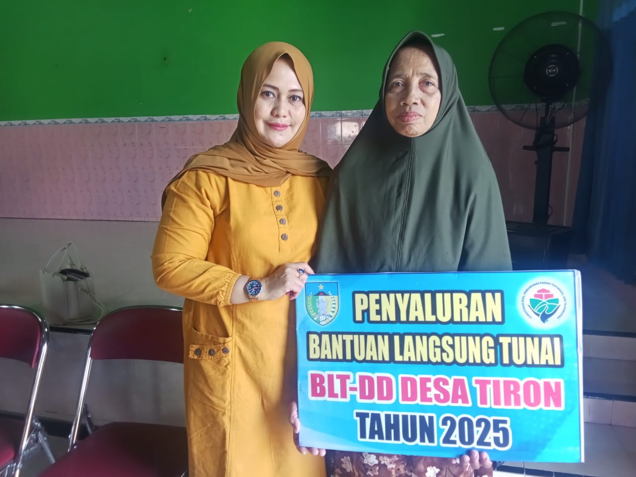 BLT-DD Desa Tiron 2025 Disalurkan, Warga Terima Rp900 Ribu Jelang Lebaran