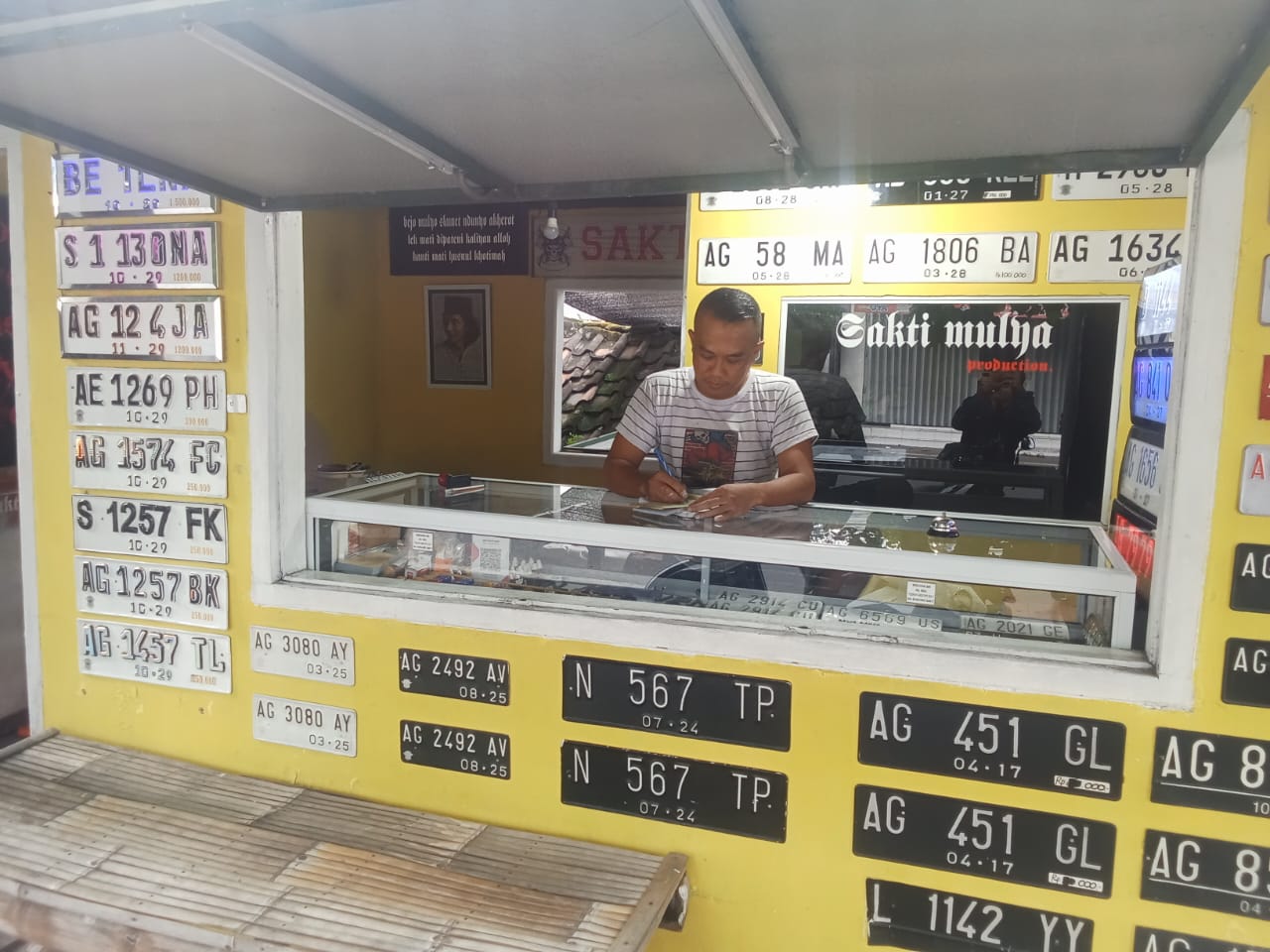 Menjelang Lebaran, Permintaan Jasa Pembuatan Plat Nomor Baru Melonjak