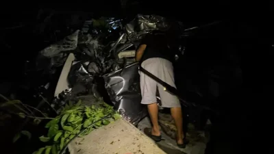 Mobil Tertabrak Kereta di Perlintasan Tanpa Palang Pintu, Seluruh Penumpang Selamat