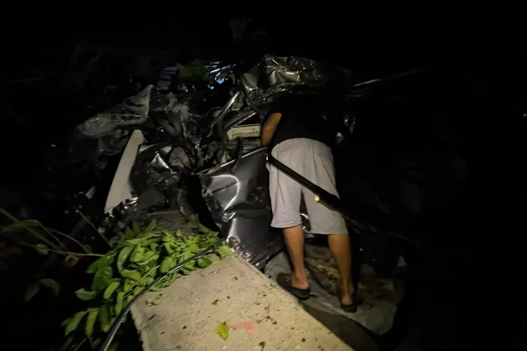 Mobil Tertabrak Kereta di Perlintasan Tanpa Palang Pintu, Seluruh Penumpang Selamat