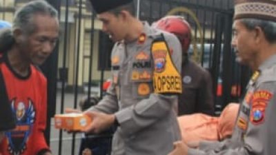 Polres Kediri Kota Bagikan Takjil Gratis, Wujud Kepedulian di Bulan Ramadhan