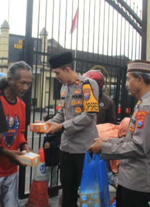 Polres Kediri Kota Bagikan Takjil Gratis, Wujud Kepedulian di Bulan Ramadhan