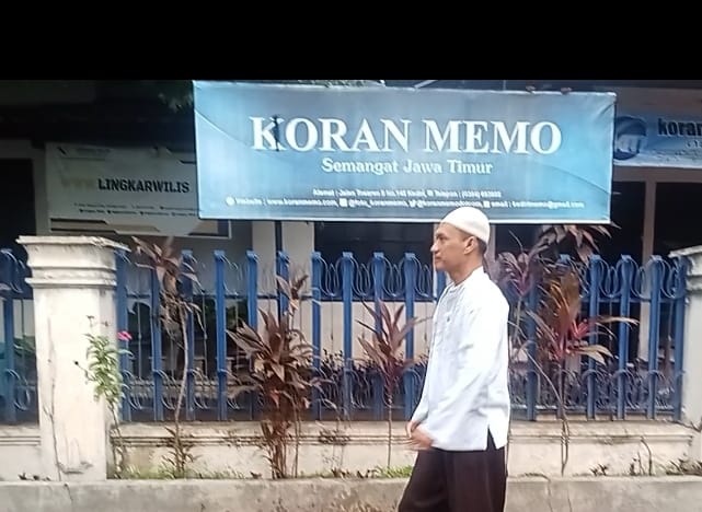 Tetap Profesional, Kepala Security Koran Memo Group Tunaikan Sholat Idul Fitri 1446 H