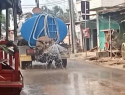 Jalan Berlumpur di Dusun Sambirejo, Pemdes Tiron dan BPD Tindak Lanjuti Keluhan Warga