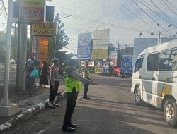Polsek Pesantren Kota Kediri Intensifkan Pengaturan Lalu Lintas Pagi untuk Keamanan Pelajar