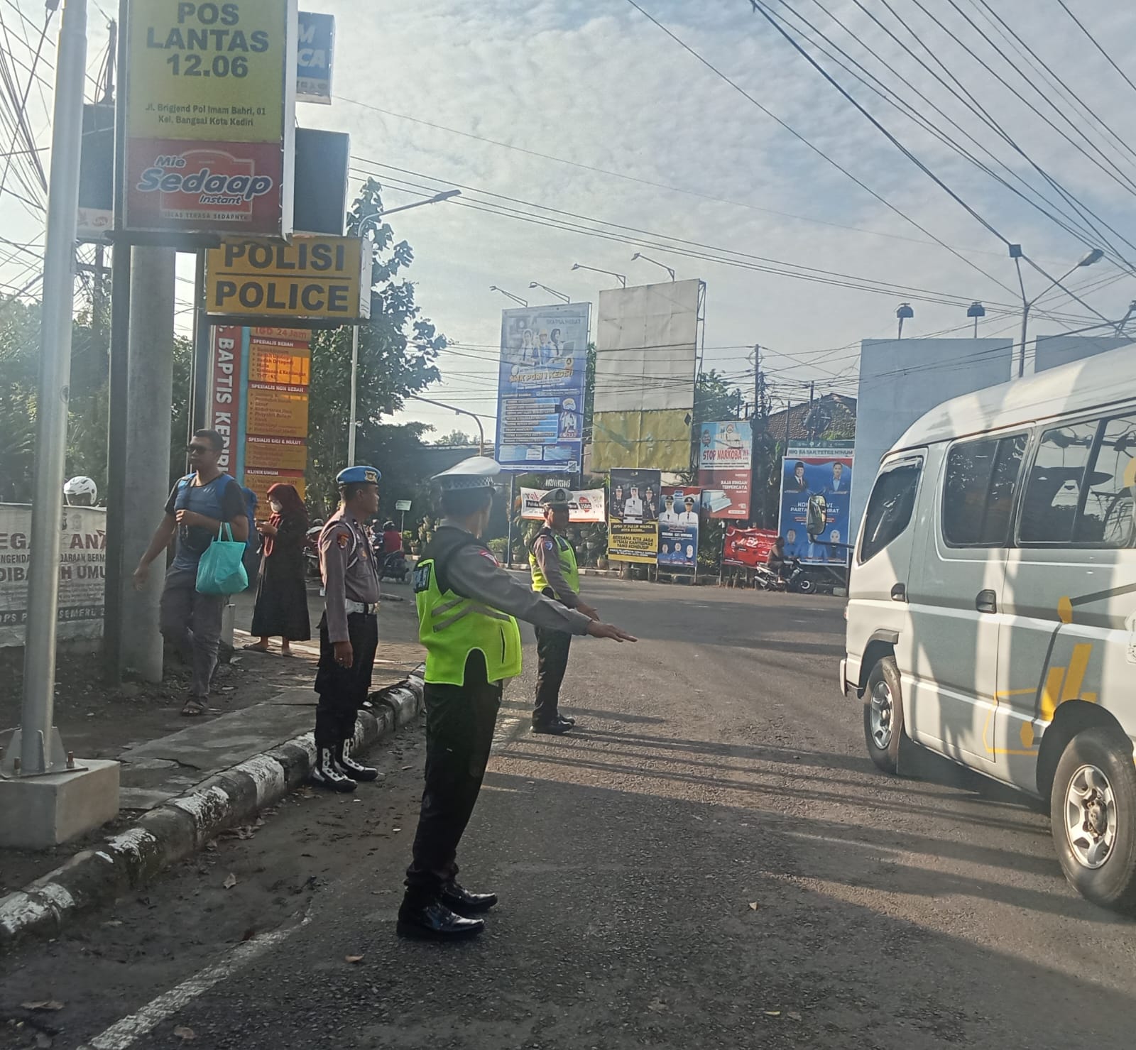 Polsek Pesantren Kota Kediri Intensifkan Pengaturan Lalu Lintas Pagi untuk Keamanan Pelajar