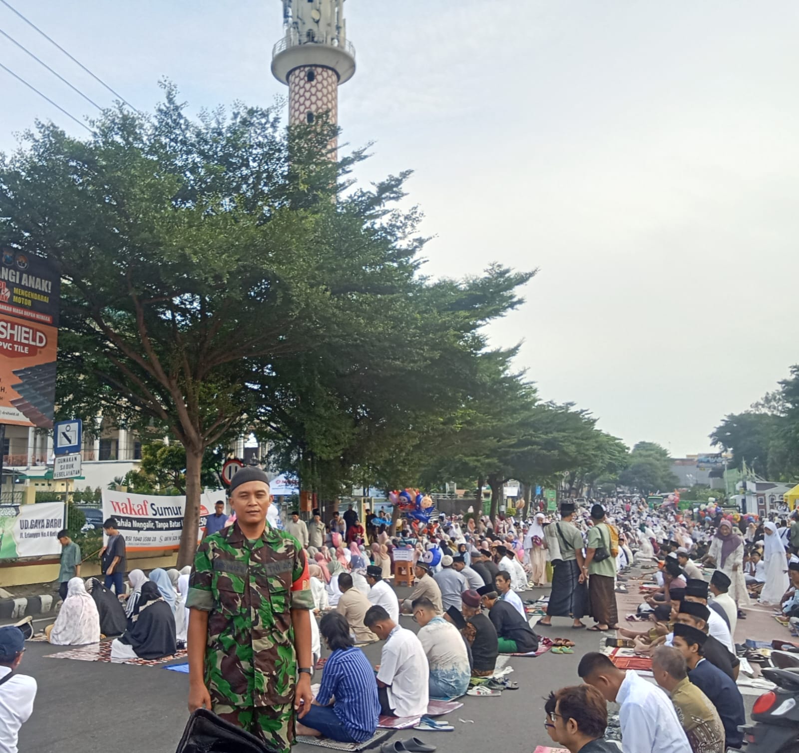Ribuan Warga Padati Masjid Agung Kota Kediri untuk Sholat Idul Fitri 1446 H, Petugas Siap Siaga