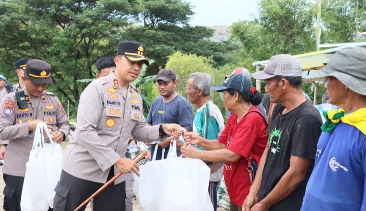 Kapolres Kediri Kota Beri Bantuan Pemulung di TPA Pojok, Wujud Kepedulian di Bulan Ramadhan