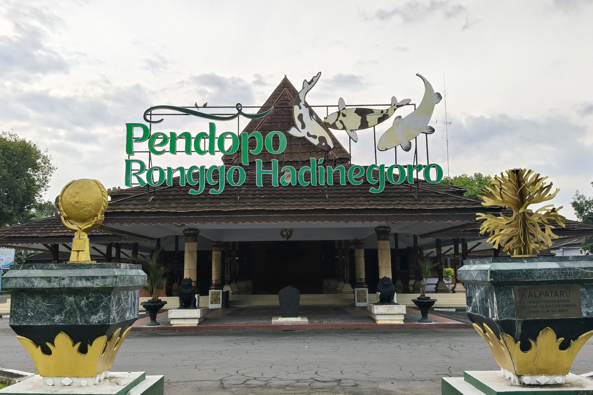 Bupati Blitar Ganti, Warna Pendapa Ronggo Hadinegoro Berubah dari Hijau ke Putih