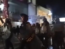 Unjuk Rasa Aliansi Sekartaji di Halaman Kantor DPRD Kota Kediri Ricuh, Puluhan Orang Diamankan