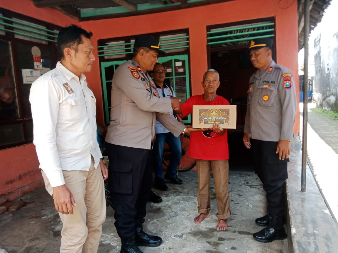 Polsek Semen Gelar Bhakti Sosial Ramadhan, Bantu Warga Desa Semen