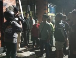 PSHT Ranting Tosaren Pasang Banner Idulfitri 1446 H di Perempatan Batu, Kota Kediri