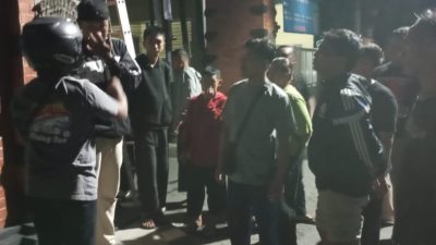 PSHT Ranting Tosaren Pasang Banner Idulfitri 1446 H di Perempatan Batu, Kota Kediri