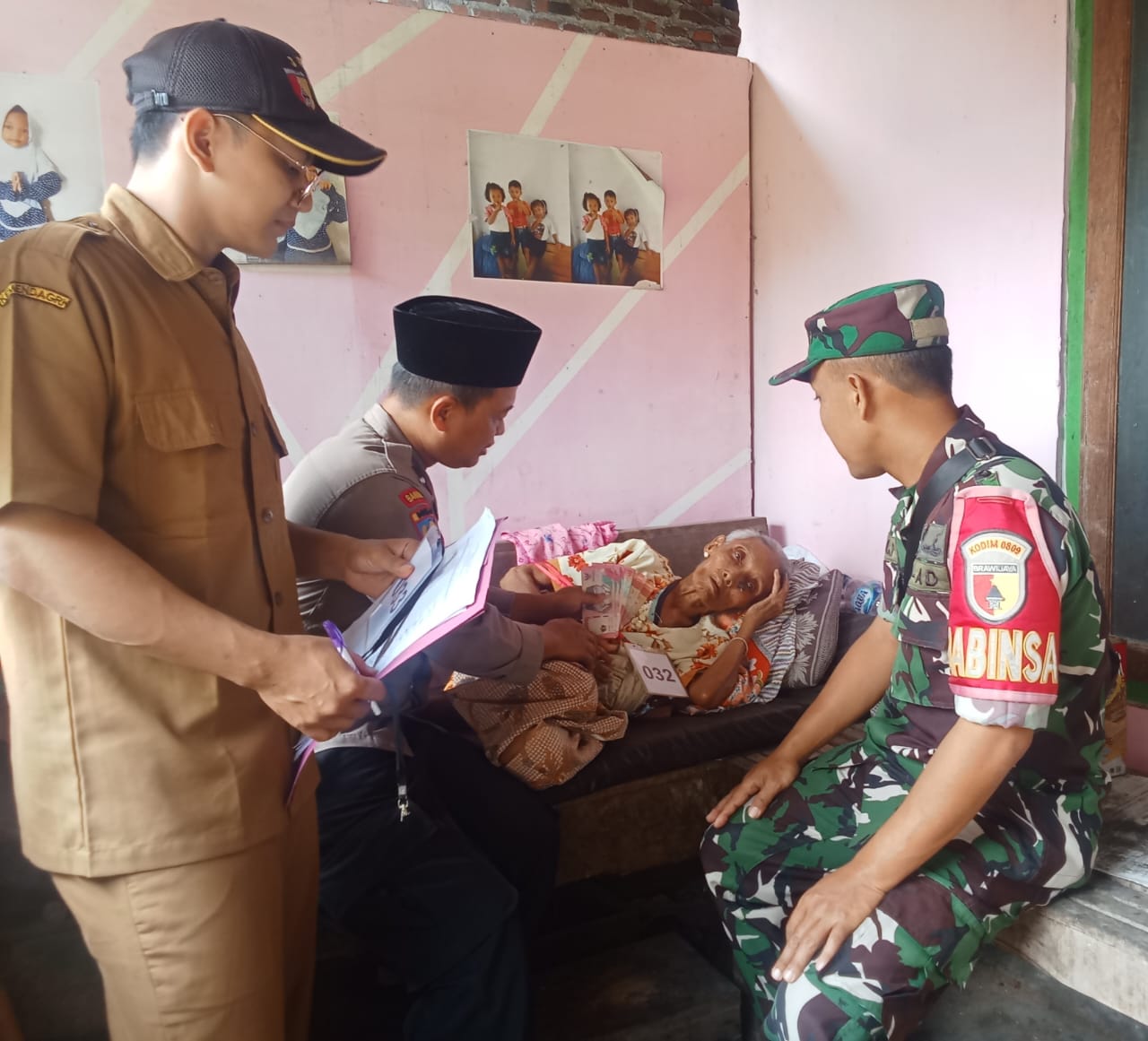 Pemerintah Desa Puhrubuh Salurkan BLT-DD Door to Door untuk Warga Sakit Menahun