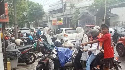 Jelang Lebaran, Jasa Juru Parkir Pakaian di Jl Letjend Sutoyo Kediri Masih Sepi
