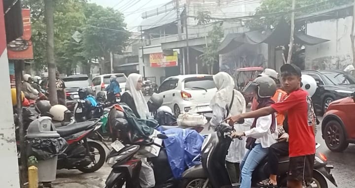 Jelang Lebaran, Jasa Juru Parkir Pakaian di Jl Letjend Sutoyo Kediri Masih Sepi