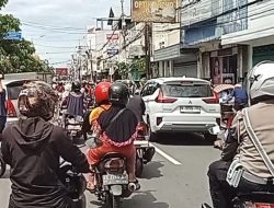 Pusat Perbelanjaan di Kota Kediri Diserbu Pengunjung, Arus Lalu Lintas Padat Merayap