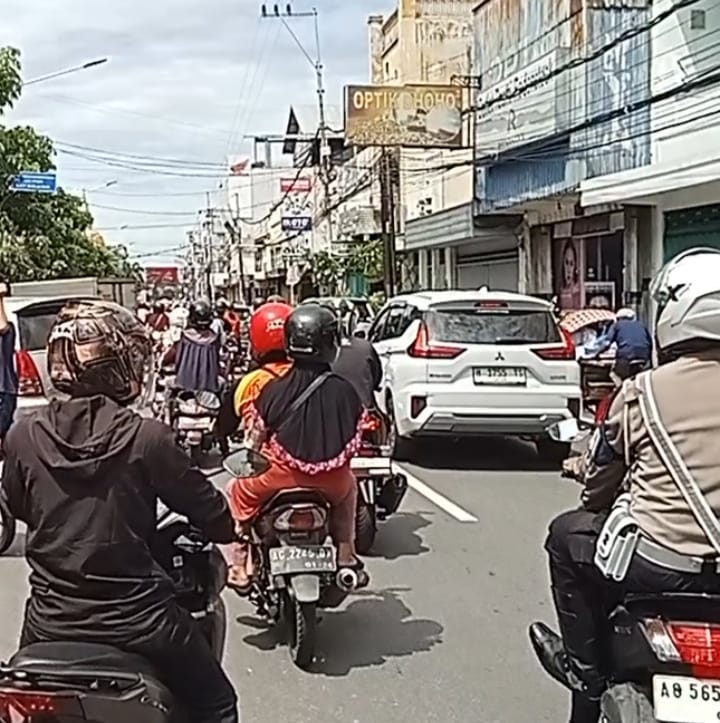 Pusat Perbelanjaan Kota Kediri Diserbu Pengunjung, Arus Lalu Lintas Padat Merayap