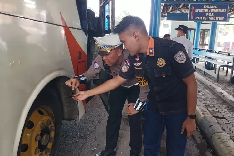 Satlantas Polres Lamongan Lakukan Ramp Check Bus di Terminal untuk Pastikan Kelayakan Mudik
