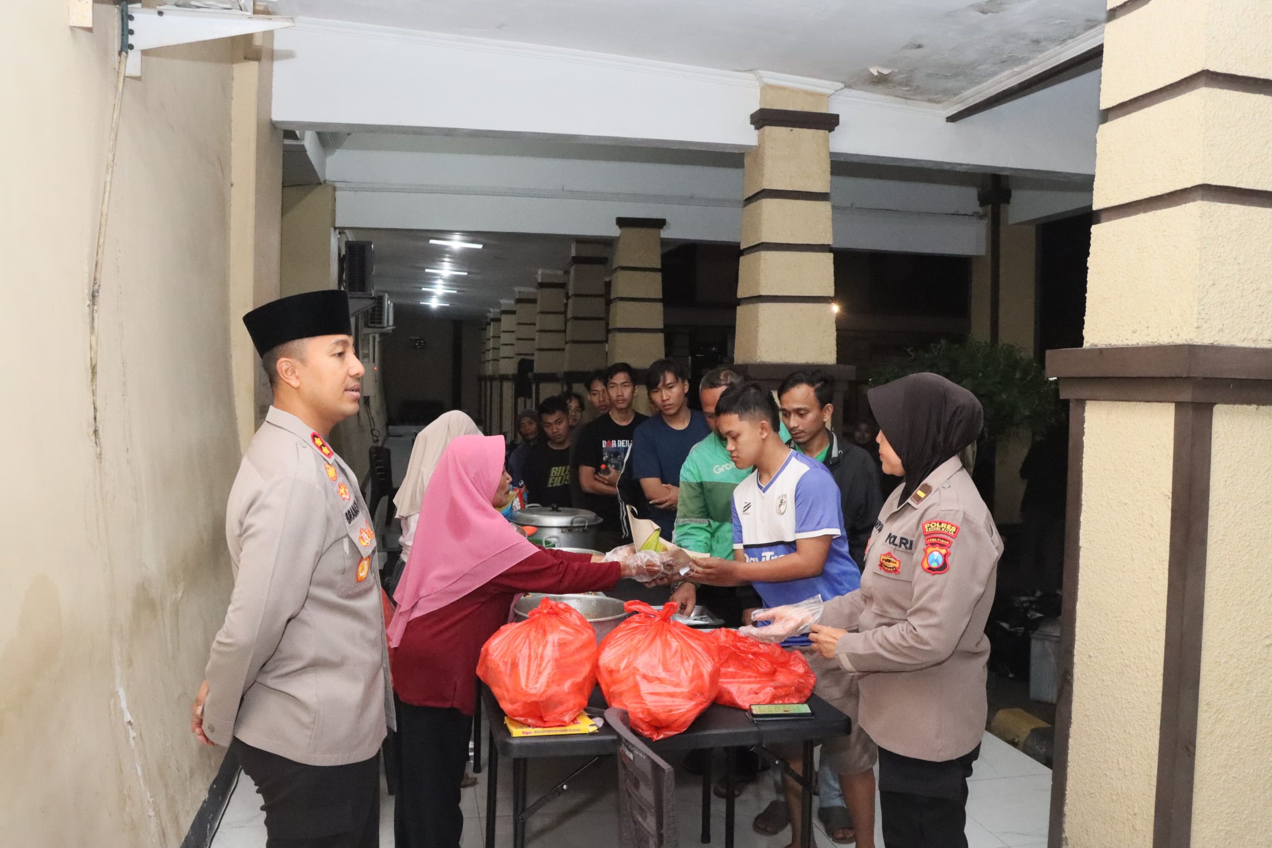 Polres Kediri Kota Sediakan Sahur Gratis, Warga Antusias 
