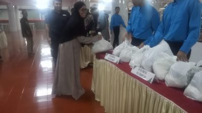 Pondok Wali Barokah Salurkan 700 Paket Sembako untuk Warga Burengan dan Banjaran