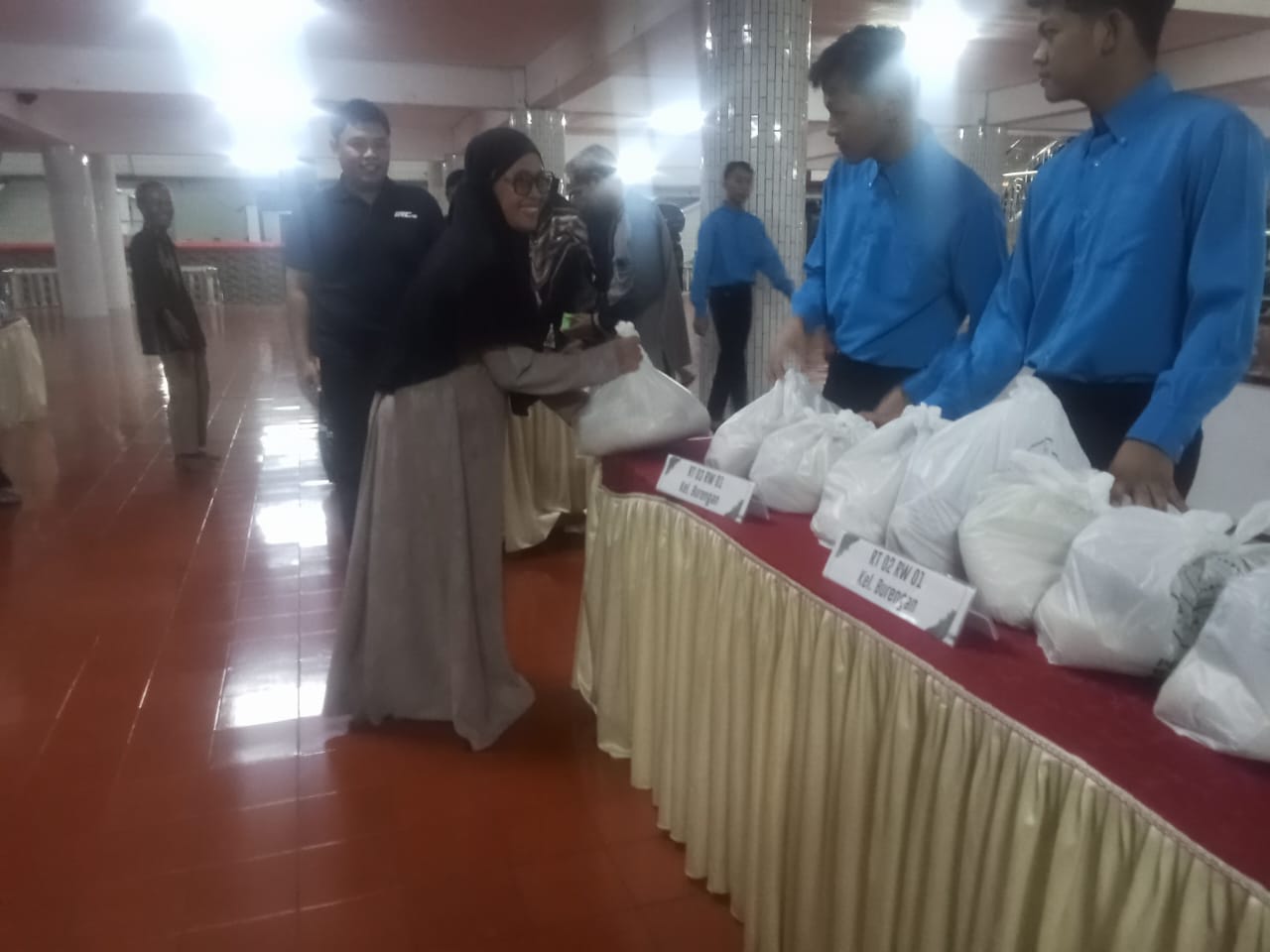 Pondok Wali Barokah Salurkan 700 Paket Sembako untuk Warga Burengan dan Banjaran