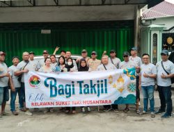Relawan Suket Teki Nusantara Bagikan 400 Paket Takjil di Kota Kediri