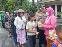 Polsek Kediri Kota dan Bhayangkari Berbagi Takjil Gratis, Warga Beri Respon Positif