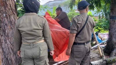Satpol PP Ponorogo Tertibkan Alat Peraga Dagang yang Ditinggal Sembarangan