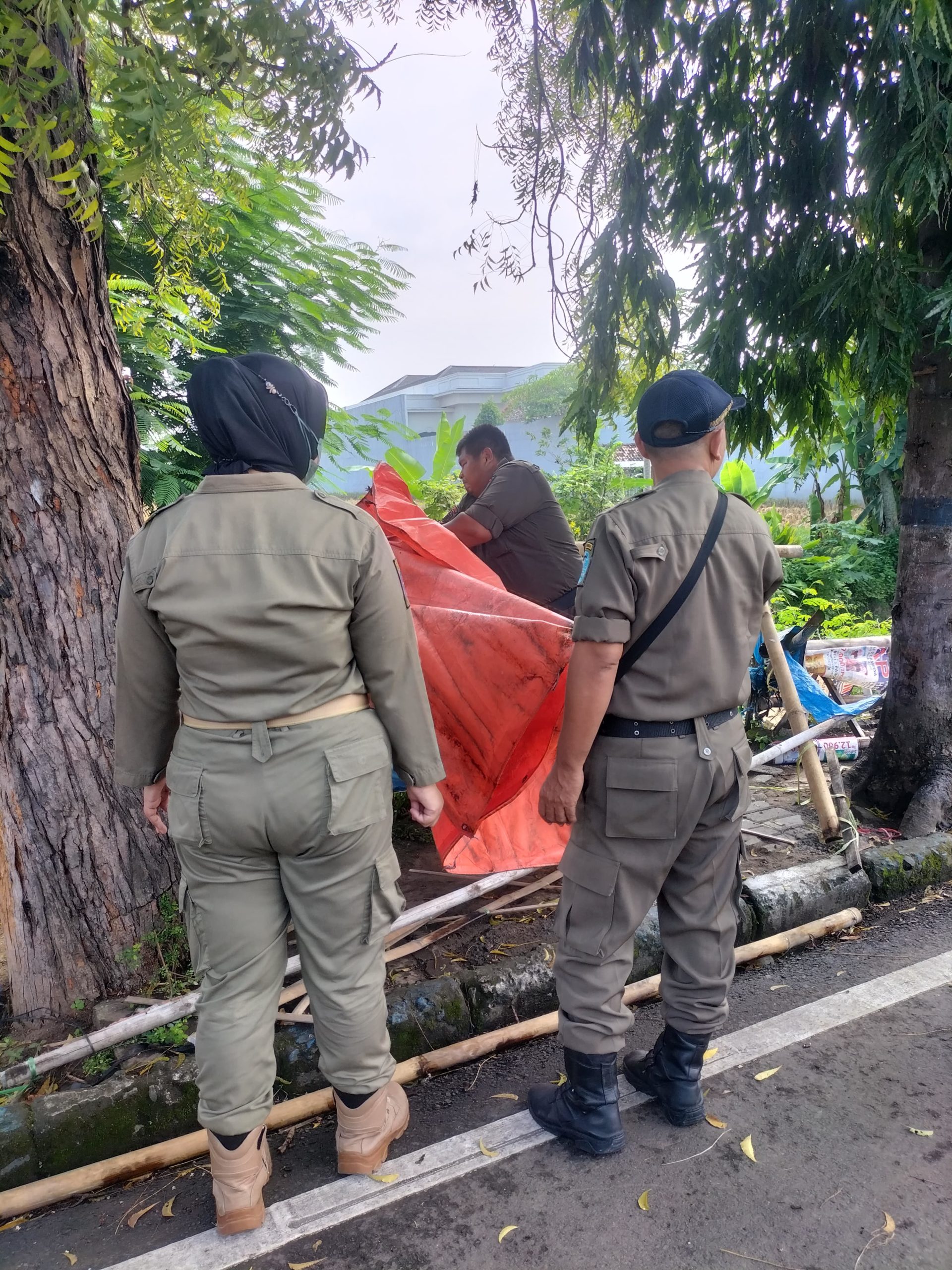 Satpol PP Ponorogo Tertibkan Alat Peraga Dagang yang Ditinggal Sembarangan