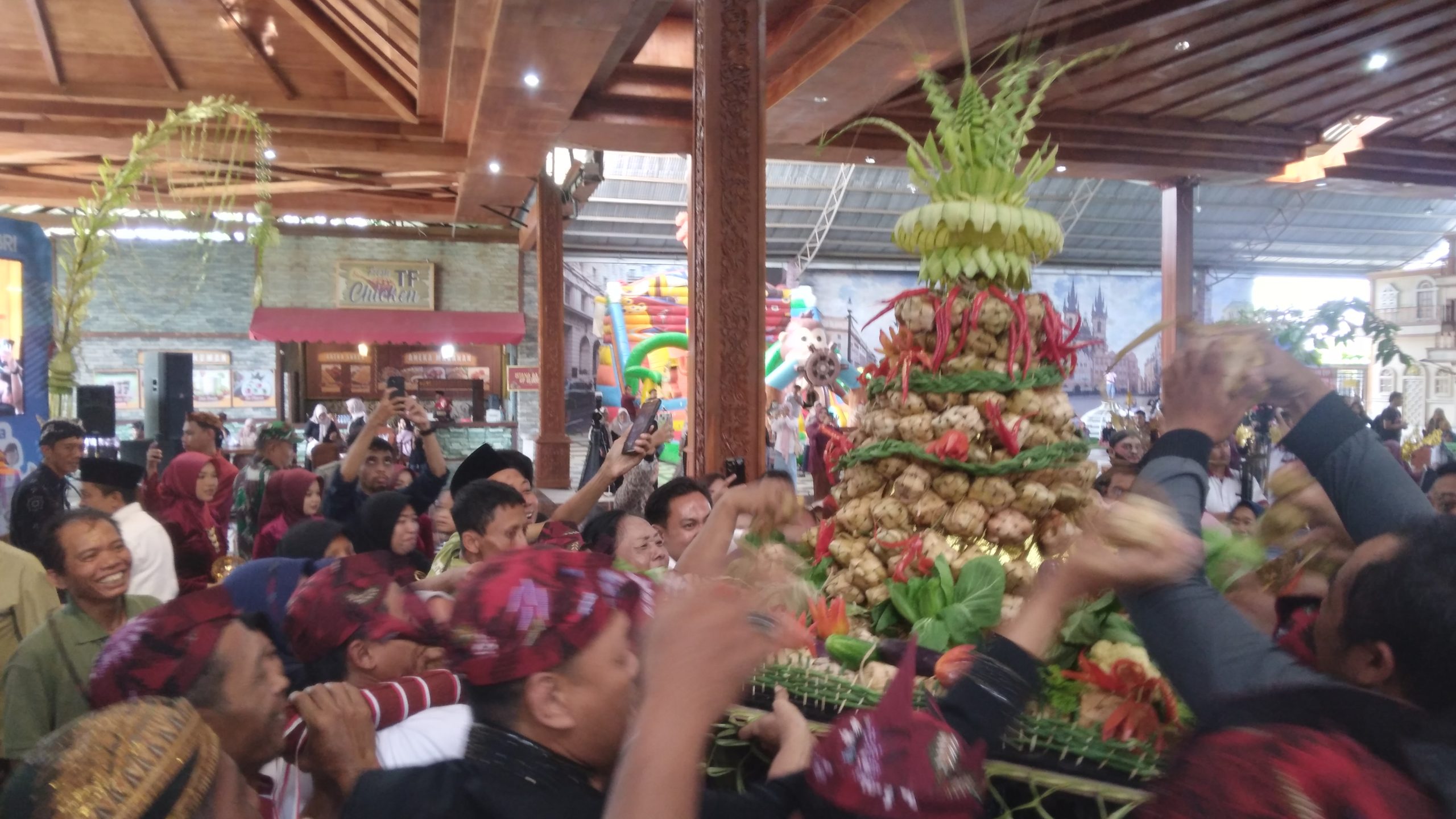 Ribuan Ketupat Gratis di Kampung Cokelat Blitar Ludes dalam 15 Menit