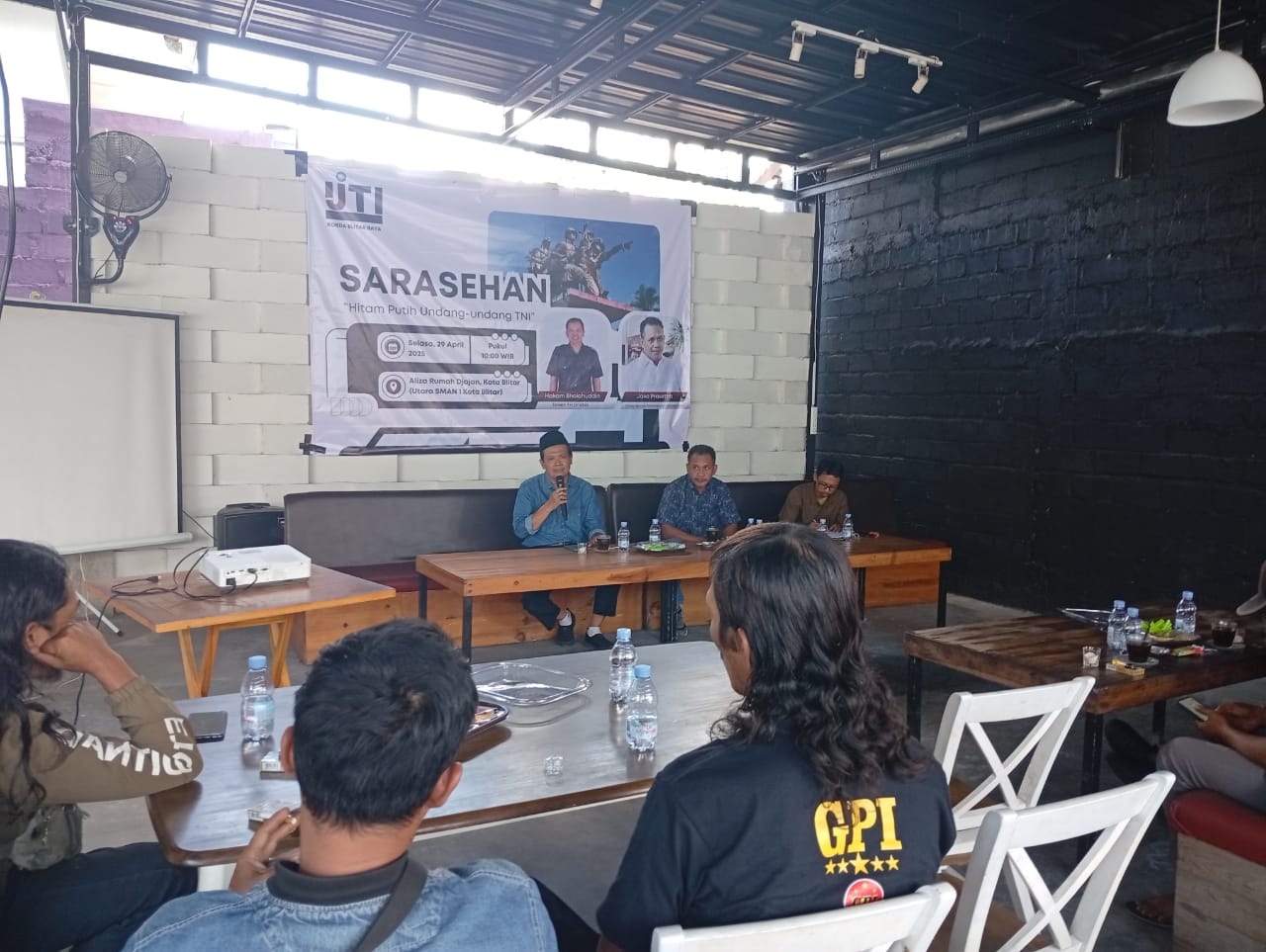 IJTI Blitar Raya Bahas UU TNI Lewat Sarasehan Bertema "Hitam Putih"