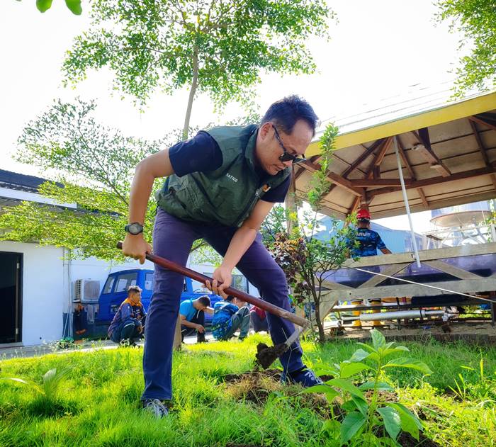Peringati Hari Bumi, Depo Kereta Blitar Tanam Pohon Buah dan Tanaman Apotek Hidup