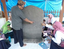 Siswa SDN Kepuhrejo 1 Kudu Mengenal Prasasti Gurit Secara Langsung